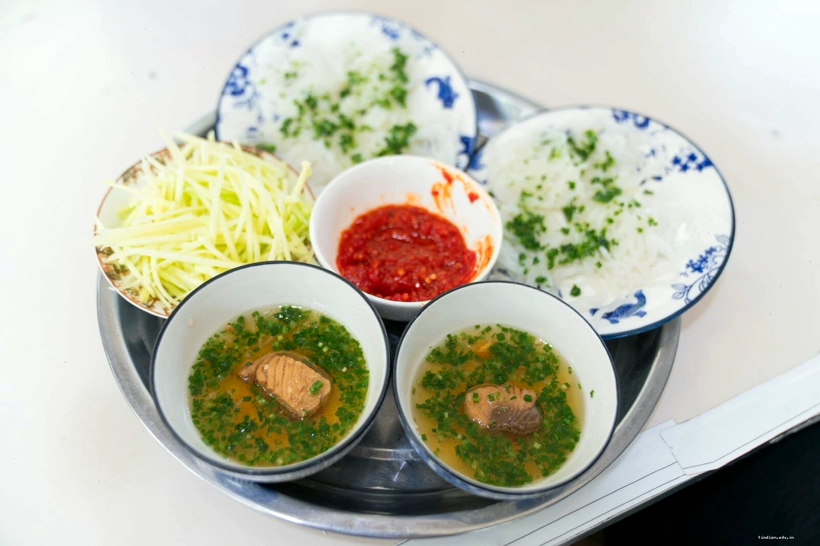 Hoạt động tắm biển và vui chơi trên bãi cát Dốc Lết