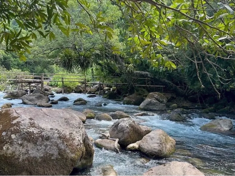 Hoạt động tắm suối tại Suối Nước Moọc