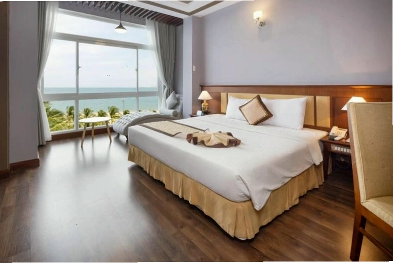 Hoạt động team building trên bãi biển Ninh Chữ