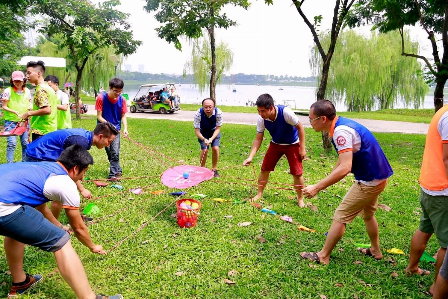 Hoạt động teambuilding sôi nổi tại Công viên Yên Sở