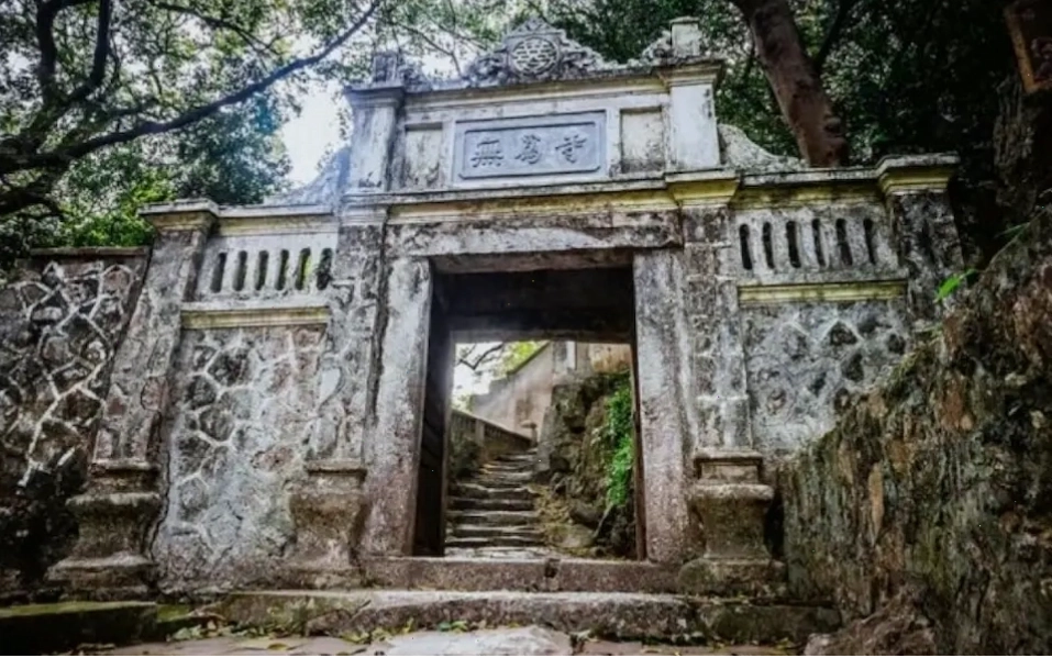 Hoạt động trekking khám phá các con đường mòn tại Núi Trầm