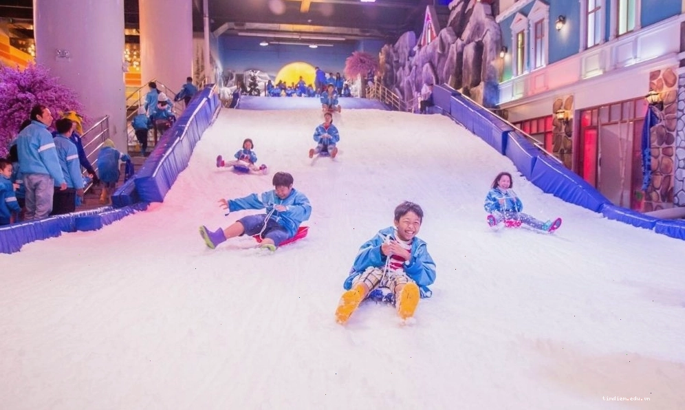 Hoạt động trượt tuyết trên địa hình nhân tạo tại Snow Town Sài Gòn