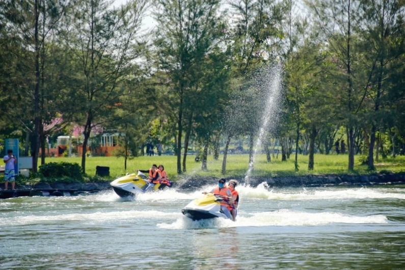 Hoạt động vui chơi dưới nước tại Suối Mơ