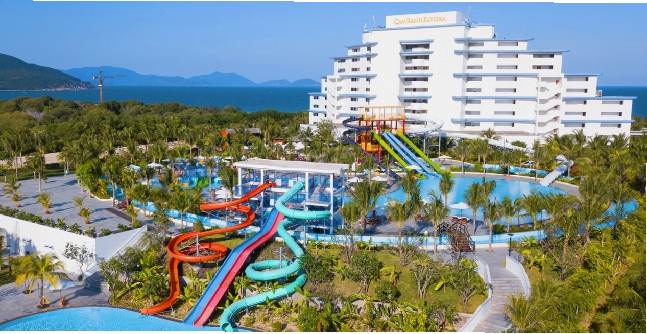 Hoạt động vui chơi tại công viên nước của Cam Ranh Riviera Beach Resort & Spa