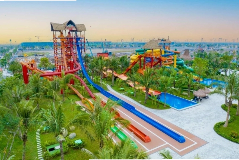 Hoạt động vui chơi tại công viên nước VinWonders Wave Park