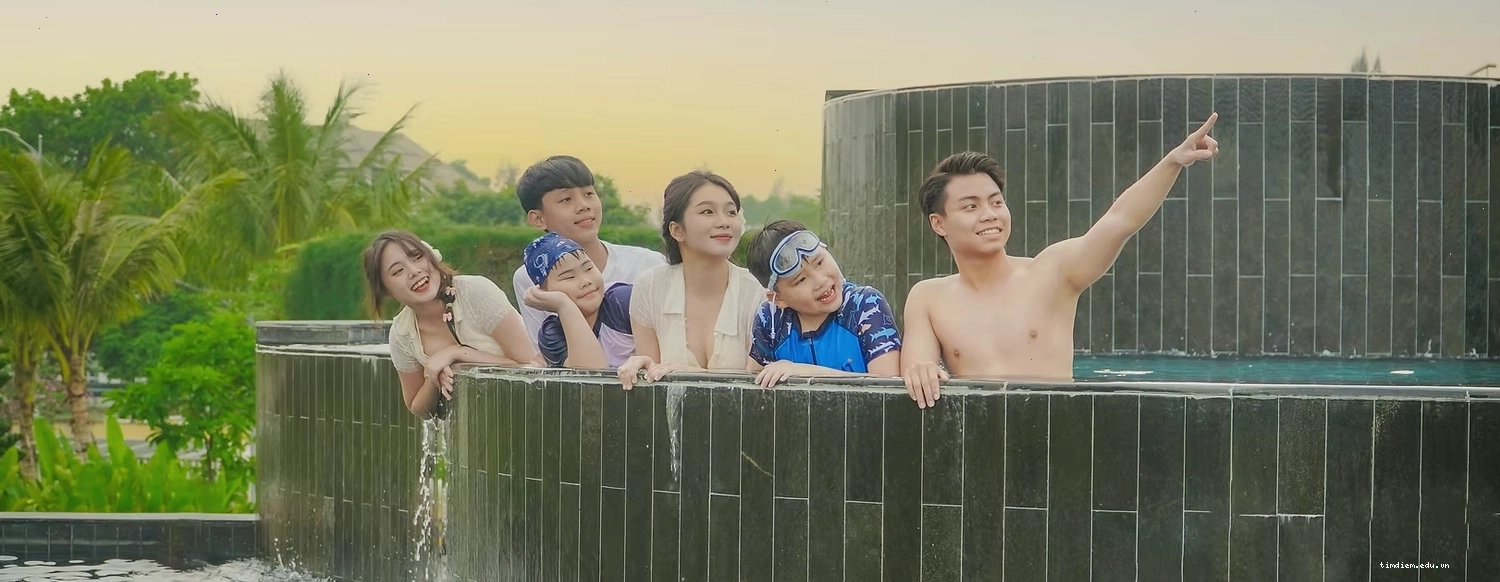 Hoạt động vui chơi trên các đường trượt nước