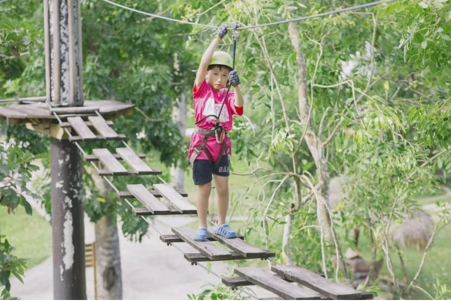 Hoạt động Zipline tại khu du lịch Suối Khoáng Nóng Alba Thanh Tân Huế