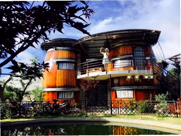 Homestay dạng chum rượu với lối đi lát đá cuội tạo nét độc đáo
