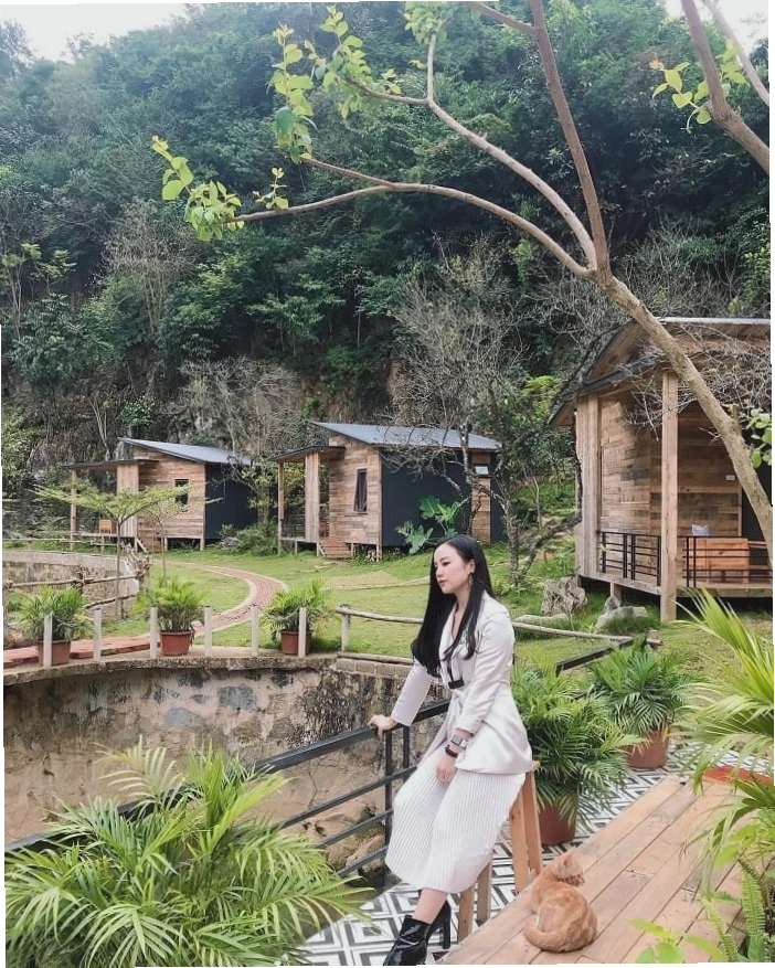 Homestay Nhà Bên Suối Mộc Châu với cảnh quan núi rừng hùng vĩ