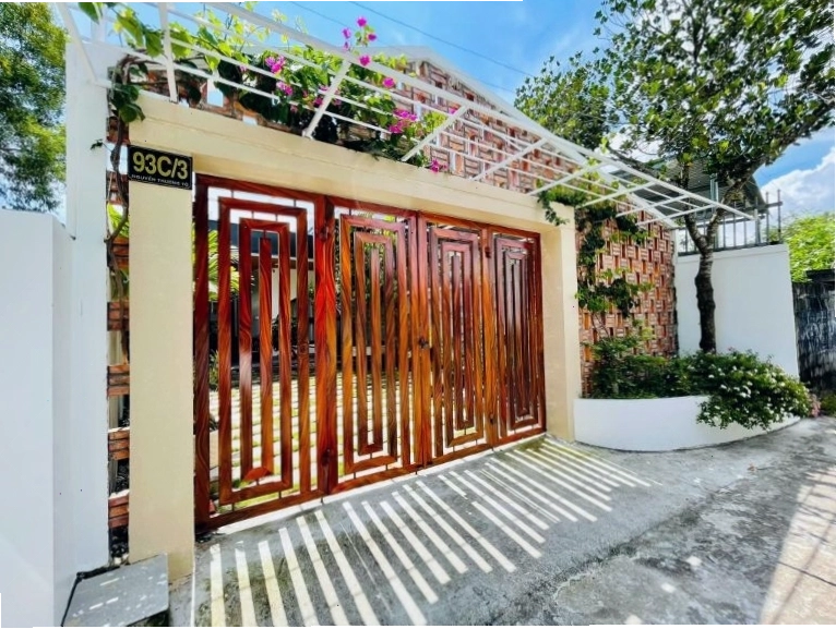 Homestay Thịnh Lagi với sân vườn và dàn hoa giấy đặc trưng
