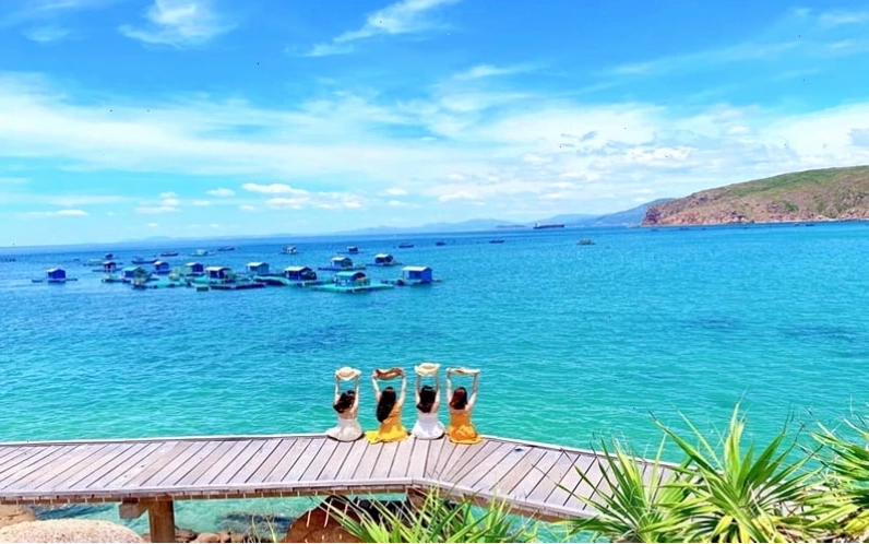 Hòn Khô với những bãi đá nhấp nhô và làn nước trong xanh có thể nhìn thấy đáy