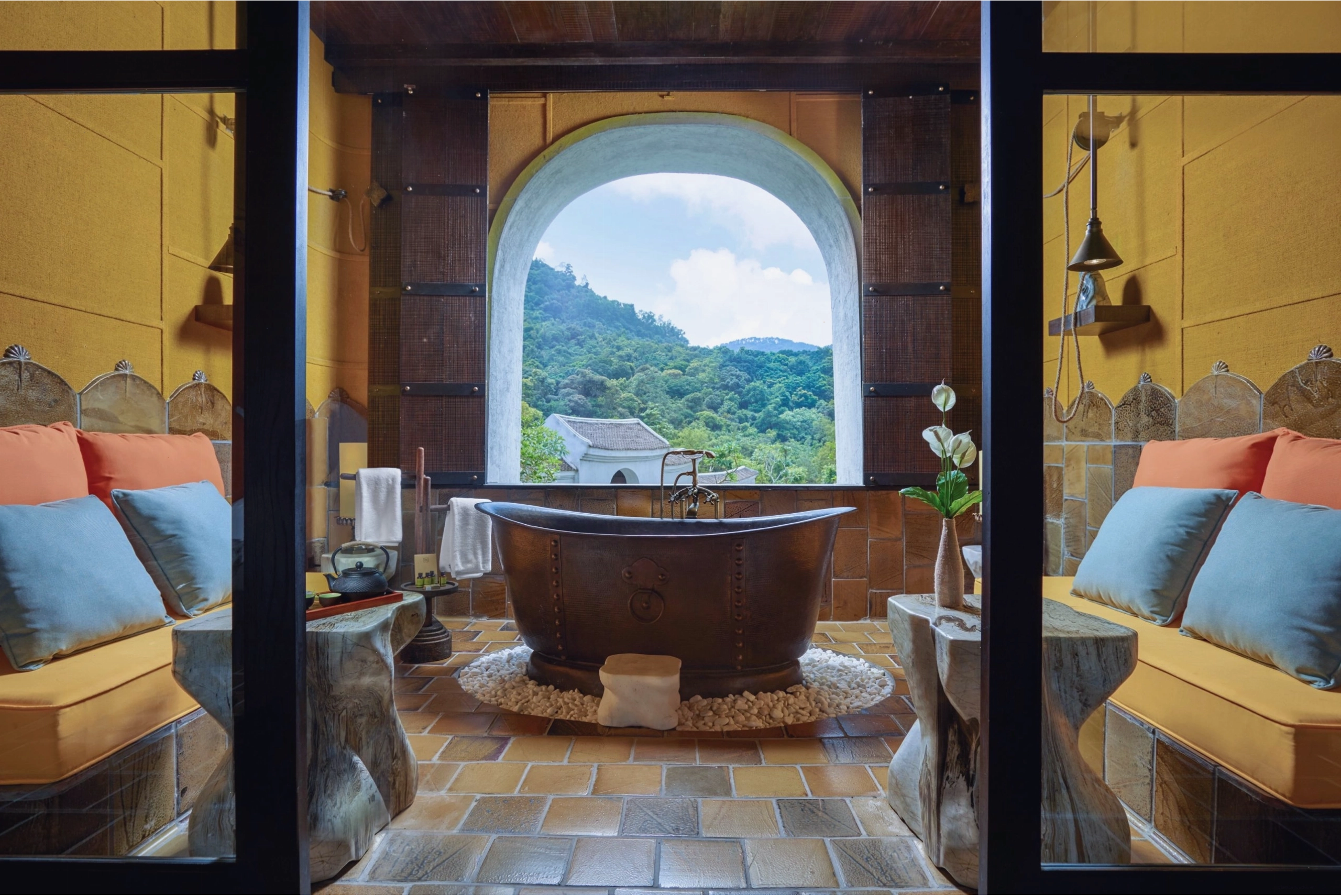 Junior Suite hướng bể bơi tại Legacy Yên Tử