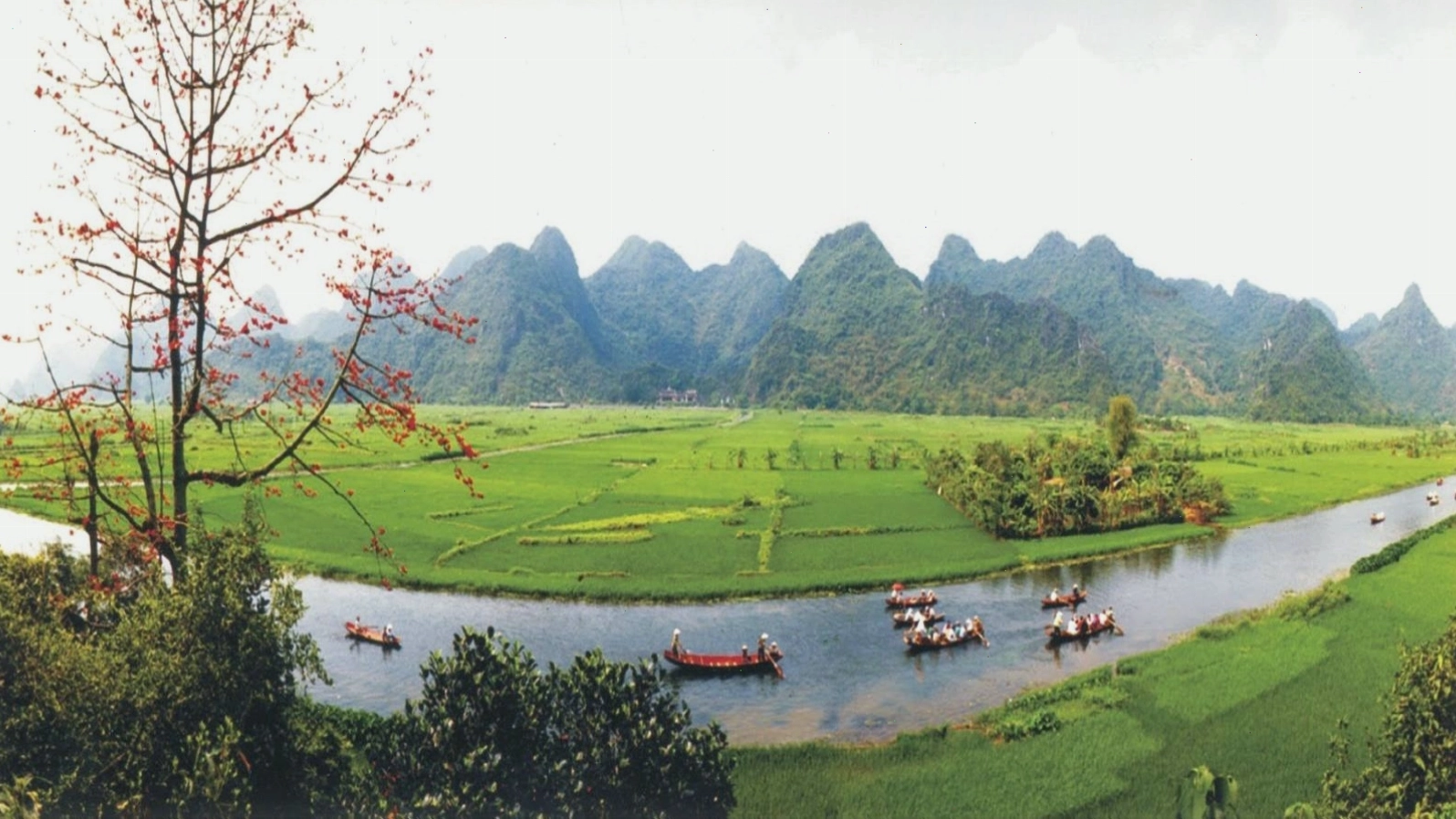 Kênh Gà Vân Trình - điểm đến thư giãn với suối nước nóng