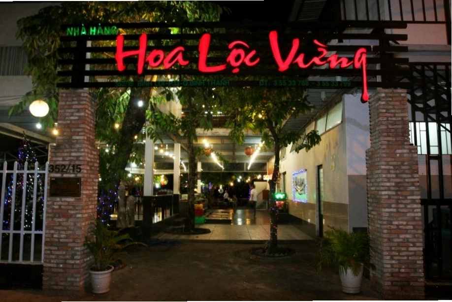 Khách hàng đang dùng bữa tại Nhà hàng Lộc Vừng