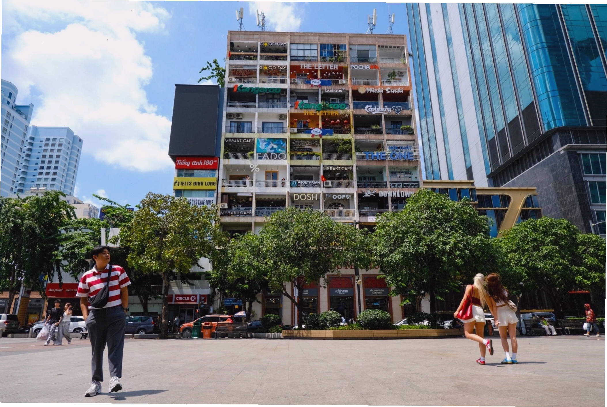 Khách hàng đang thưởng thức cà phê tại một quán ở The Cafe Apartment