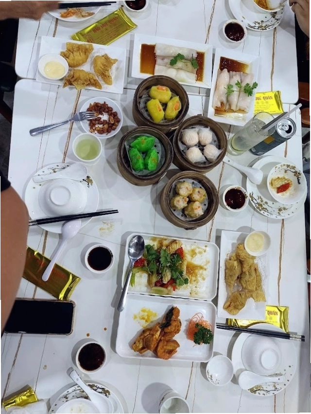 Khách hàng đang thưởng thức dimsum tại Hào Huê Quán