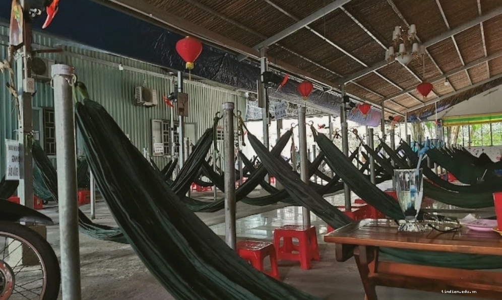 Khách hàng nghỉ ngơi tại quán cafe võng cô Thắm