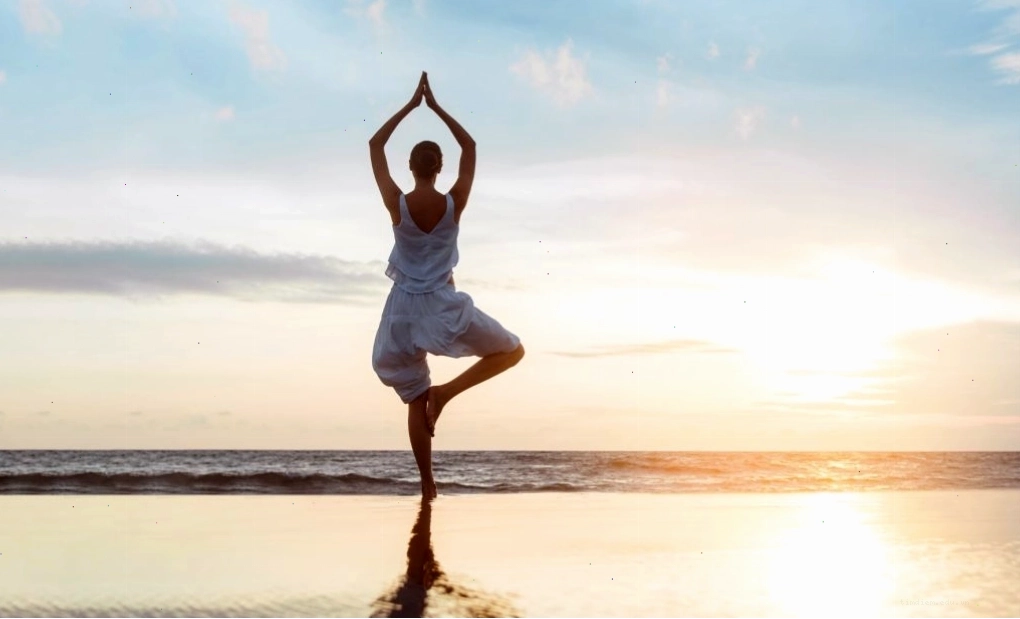 Khách hàng tập yoga bên bờ biển lúc bình minh tại Fusion Resort