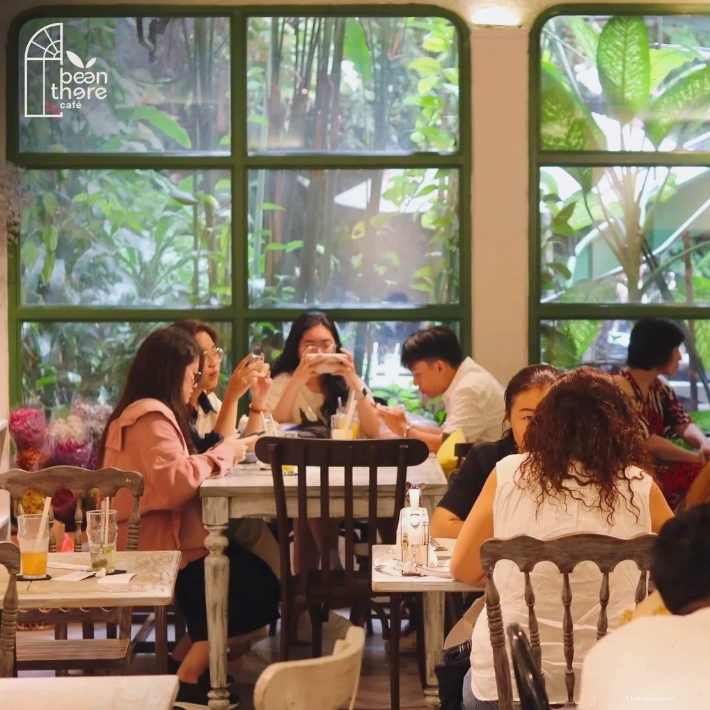 Khách hàng thư giãn tại Beanthere Cafe II