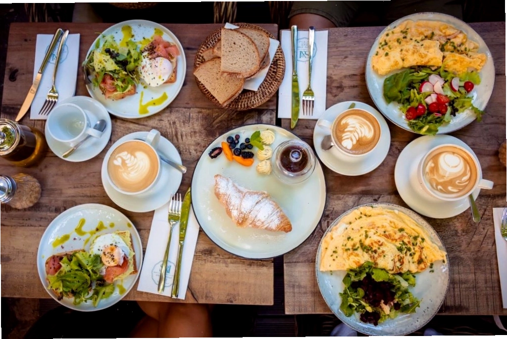 Khách hàng thư giãn thưởng thức đồ uống tại Hue Cafe Roastery
