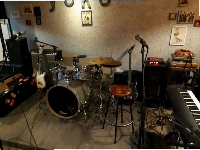 Khách hàng thưởng thức âm nhạc tại Yoko Cafe