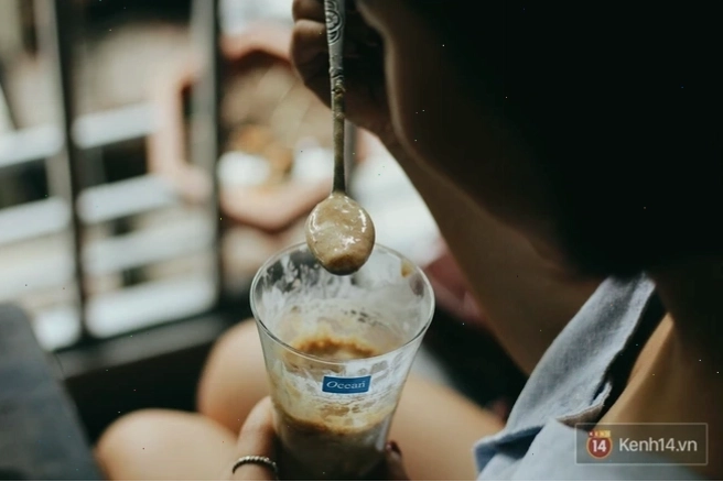 Khách hàng thưởng thức đồ uống tại quán cafe Duy Trí