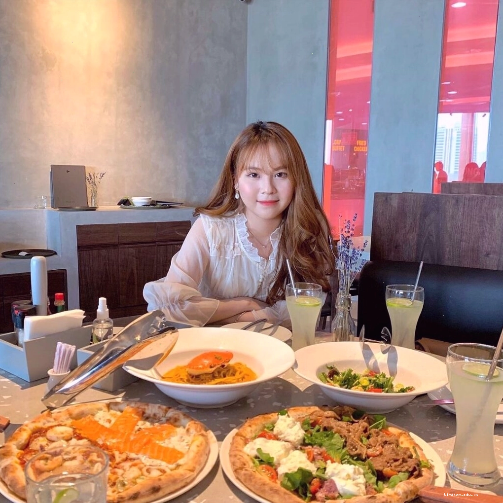 Khách hàng thưởng thức món ăn tại Pizza 4P