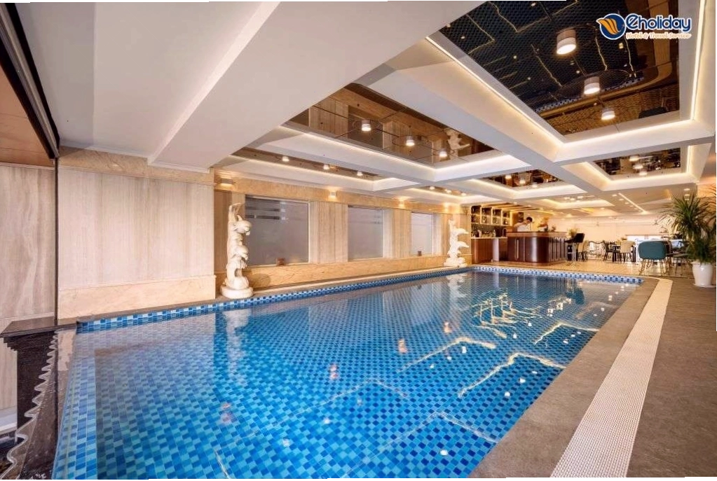Khách sạn Blue Sun Đà Nẵng Beach với hồ bơi và tầm nhìn ra biển