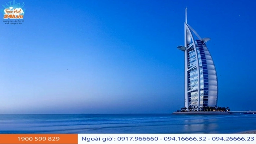 Khách sạn Burj Al Arab nhìn từ xa với kiến trúc hình cánh buồm đặc trưng