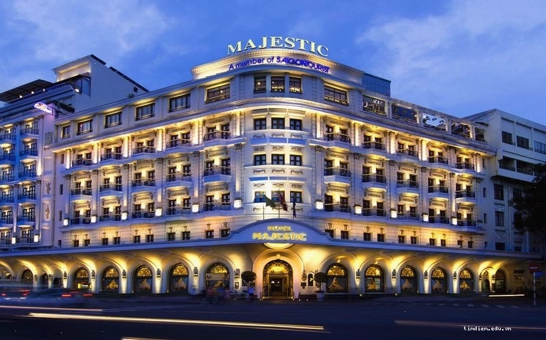 Khách sạn Majestic Saigon với kiến trúc cổ điển nhìn ra sông Sài Gòn