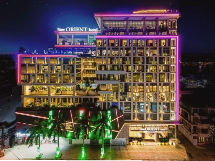 Khách sạn New Orient Đà Nẵng nhìn từ xa, nổi bật bên bờ Sông Hàn