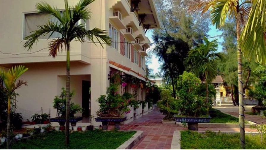 Khách sạn Sao Mai Thiên Cầm nhìn từ bên ngoài với kiến trúc hiện đại
