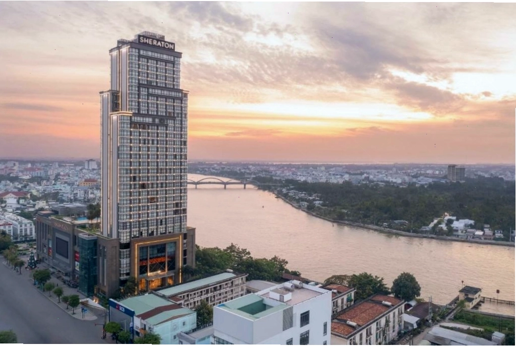 Khách sạn Sheraton Cần Thơ nhìn từ xa với tầm nhìn đẹp ra sông Hậu