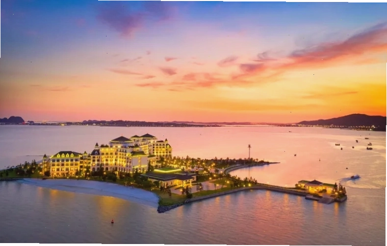 Khách sạn Vinpearl Resort & Spa Hạ Long nhìn ra vịnh