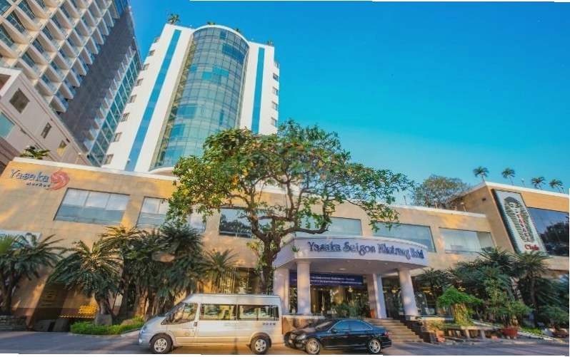Khách sạn Yasaka Sài Gòn Nha Trang nhìn từ bên ngoài với kiến trúc hiện đại