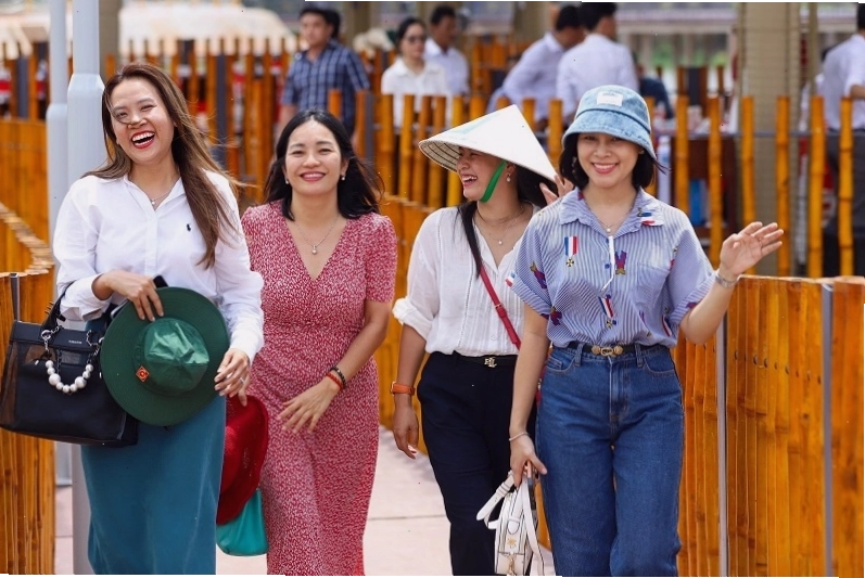 Khách tham quan thích thú khám phá Công viên Du lịch Sinh thái Hóc Môn