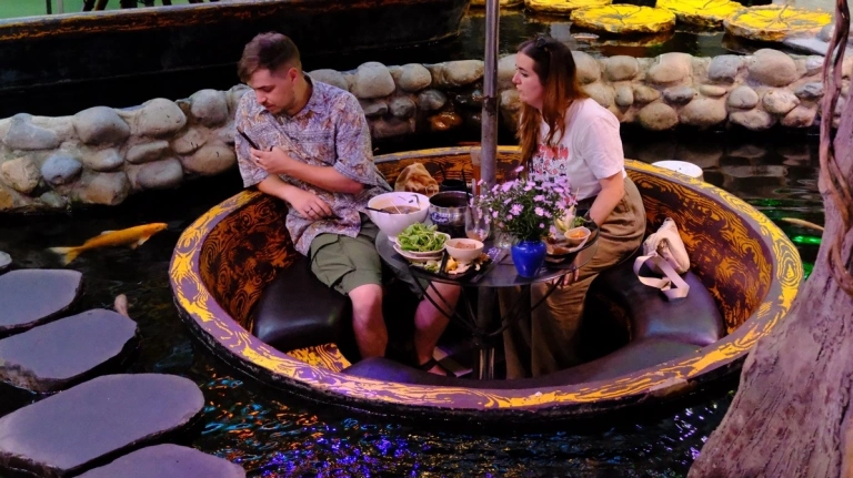 Khám phá quán cafe cá koi Phú Nhuận hút khách quốc tế