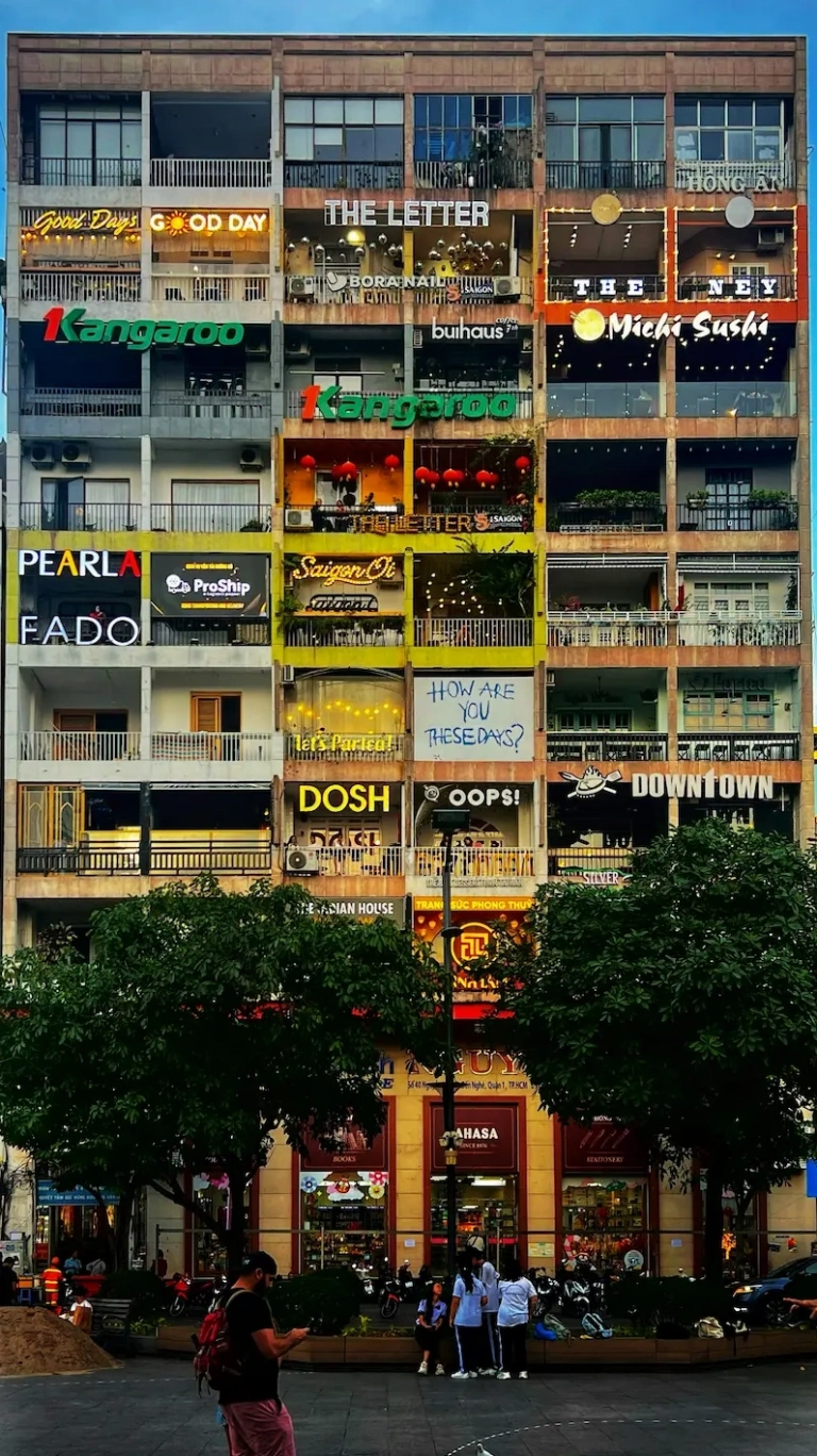 Khám phá The Cafe Apartment Sài Gòn: Biểu tượng kiến trúc và văn hóa cà phê độc đáo