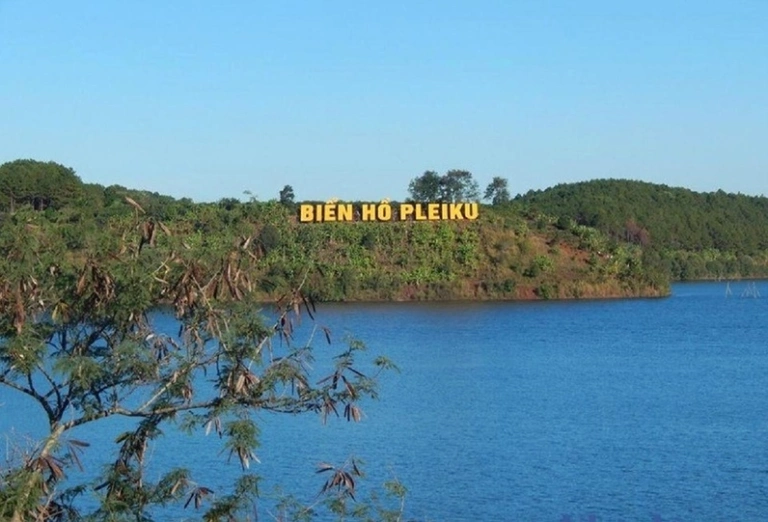 Khám phá Vẻ đẹp Biển Hồ Gia Lai: 'Đôi Mắt' Thơ Mộng Của Phố Núi