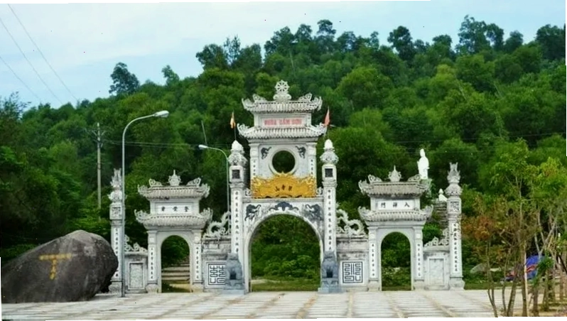 Khám phá vẻ đẹp của Hòn Én gần biển Thiên Cầm