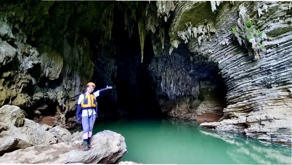 Khám phá vẻ đẹp kỳ vĩ của Hang Tú Làn