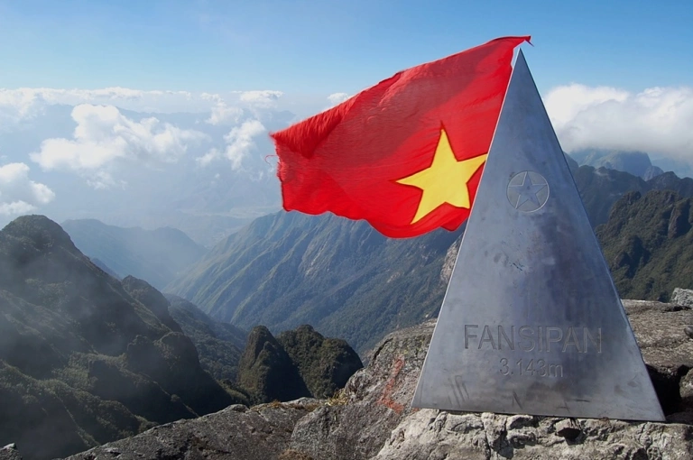 Khám phá vẻ đẹp núi non hùng vĩ Việt Nam và thế giới