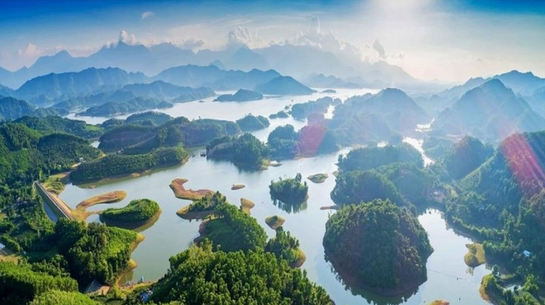 Khám phá vẻ đẹp quyến rũ của Hồ Núi Cốc Thái Nguyên