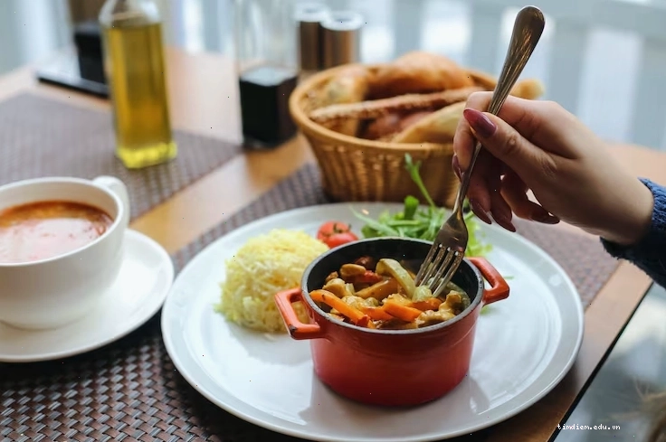 Khoảnh khắc thưởng thức món ăn ngon miệng, yếu tố quan trọng của ảnh đi ăn nhà hàng