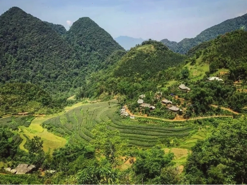 Khối đá Hòn Trống Mái bên bờ biển Sầm Sơn