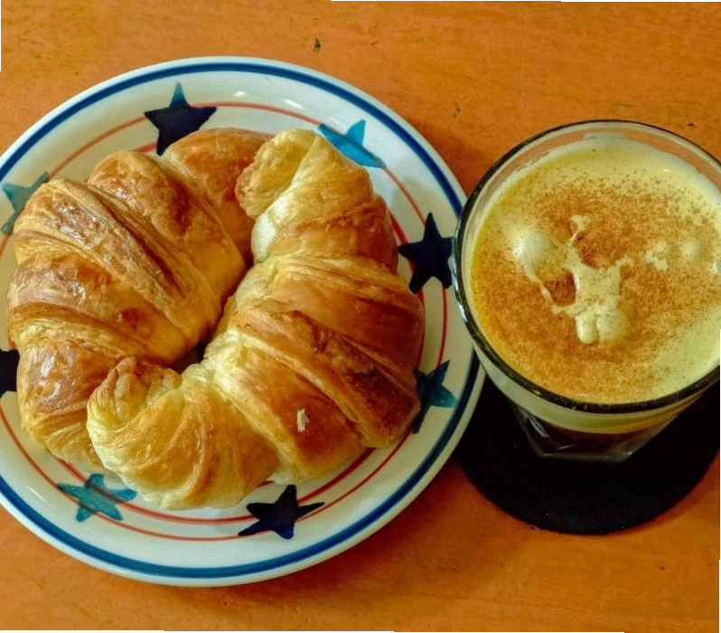 Không gian ấm cúng bên trong Loading T Cafe