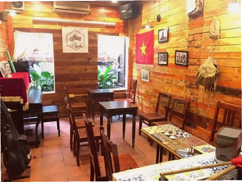 Không gian ấm cúng của Cà phê Đông Dương với tông màu nâu chủ đạo
