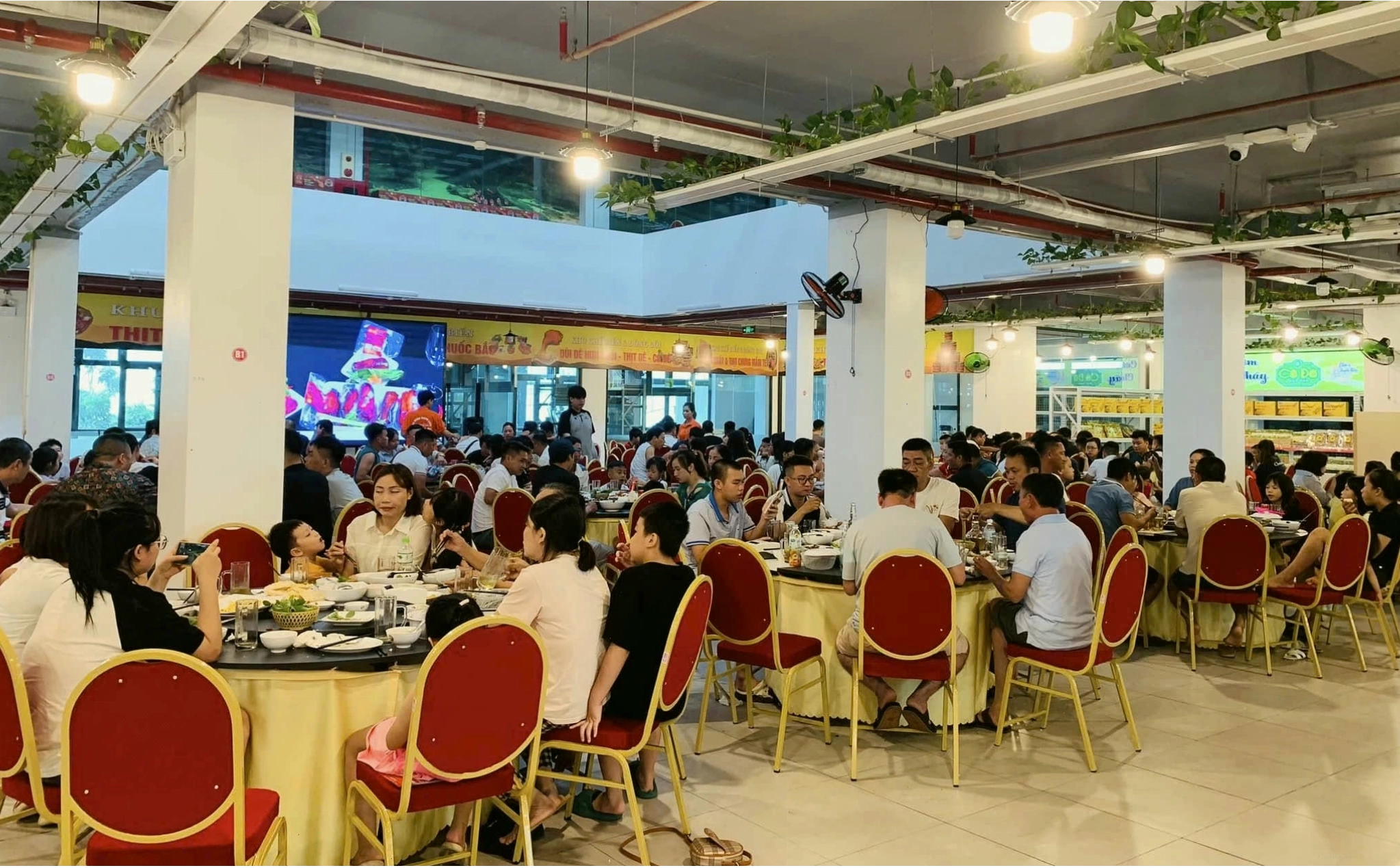 Không gian ấm cúng của Nhà hàng Cường Dê