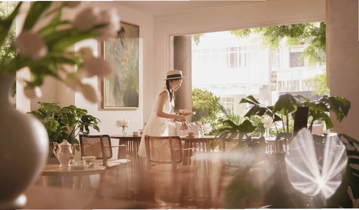 Không gian ấm cúng của quán cafe thi sách với những kệ sách cao