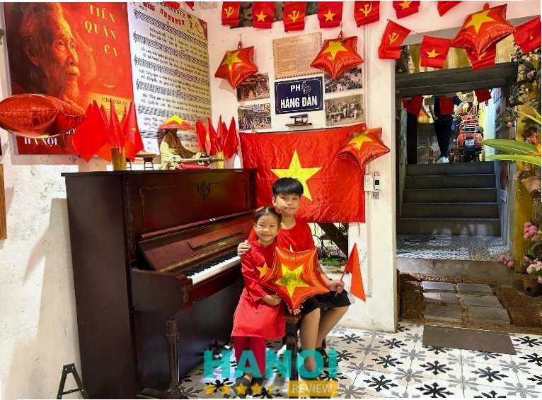 Không gian ấm cúng tại Cafe Phố Hàng với piano và trang trí cổ điển